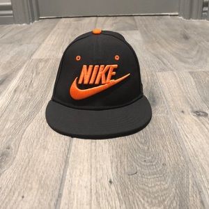 Nike snap back hat
